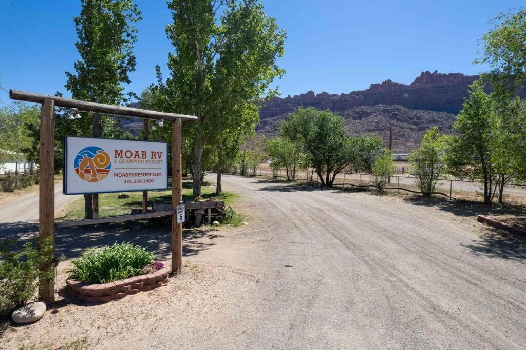 Desert Glamping Getaway Near Moab Arches Np Villa Exterior photo